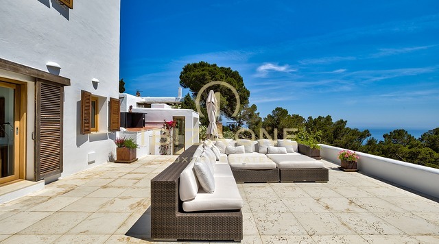 Exklusives Halbinsel-Refugium mit touristischer Vermietungslizenz: 3 Luxushäuser mit privatem Meerzugang zu verkaufen und zu vermieten, Ibiza