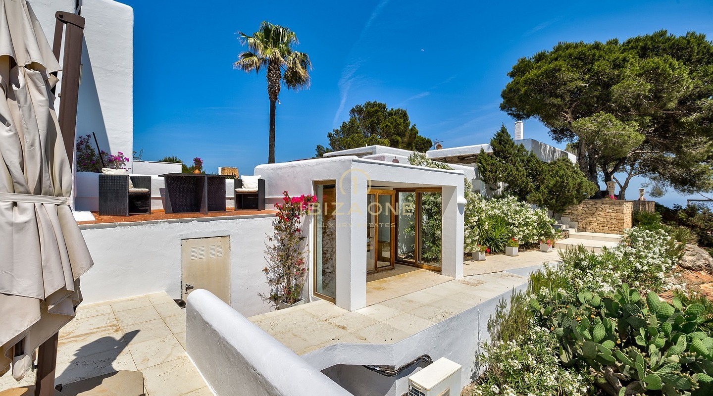 Retraite exclusive sur la péninsule avec licence de location touristique : 3 maisons de luxe avec accès privé à la mer à vendre et à louer, Ibiza