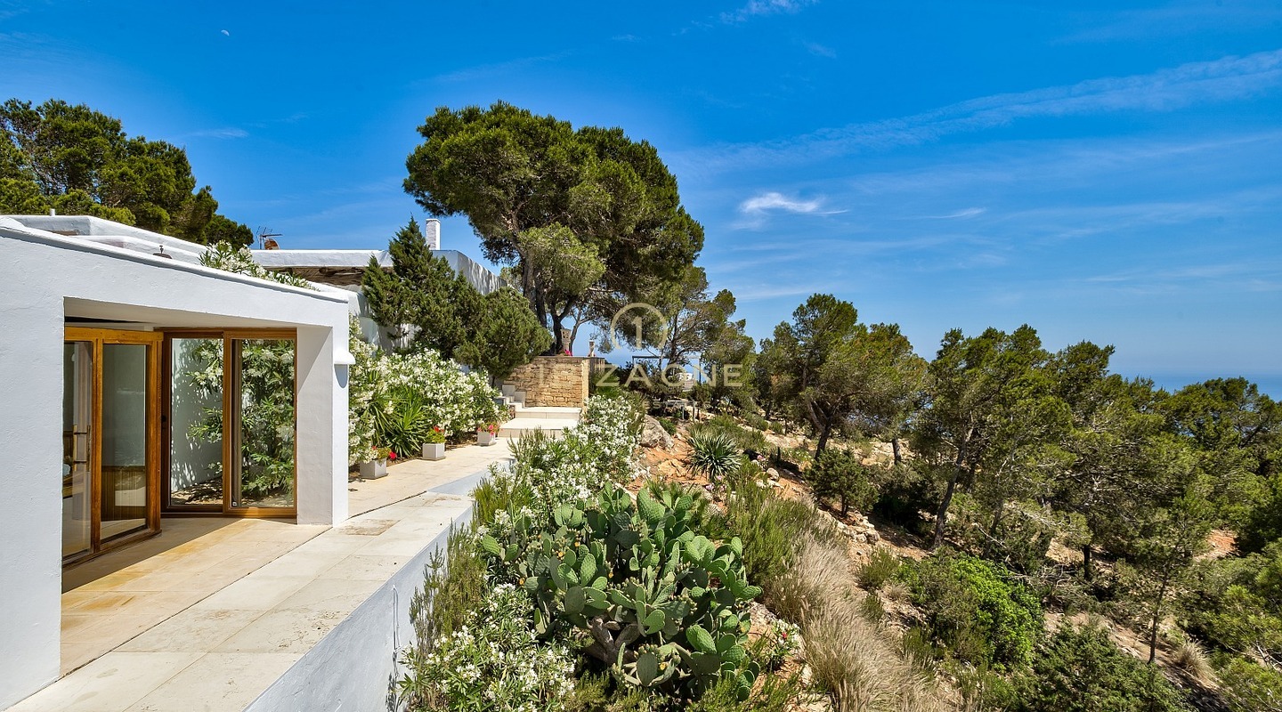 Retraite exclusive sur la péninsule avec licence de location touristique : 3 maisons de luxe avec accès privé à la mer à vendre et à louer, Ibiza