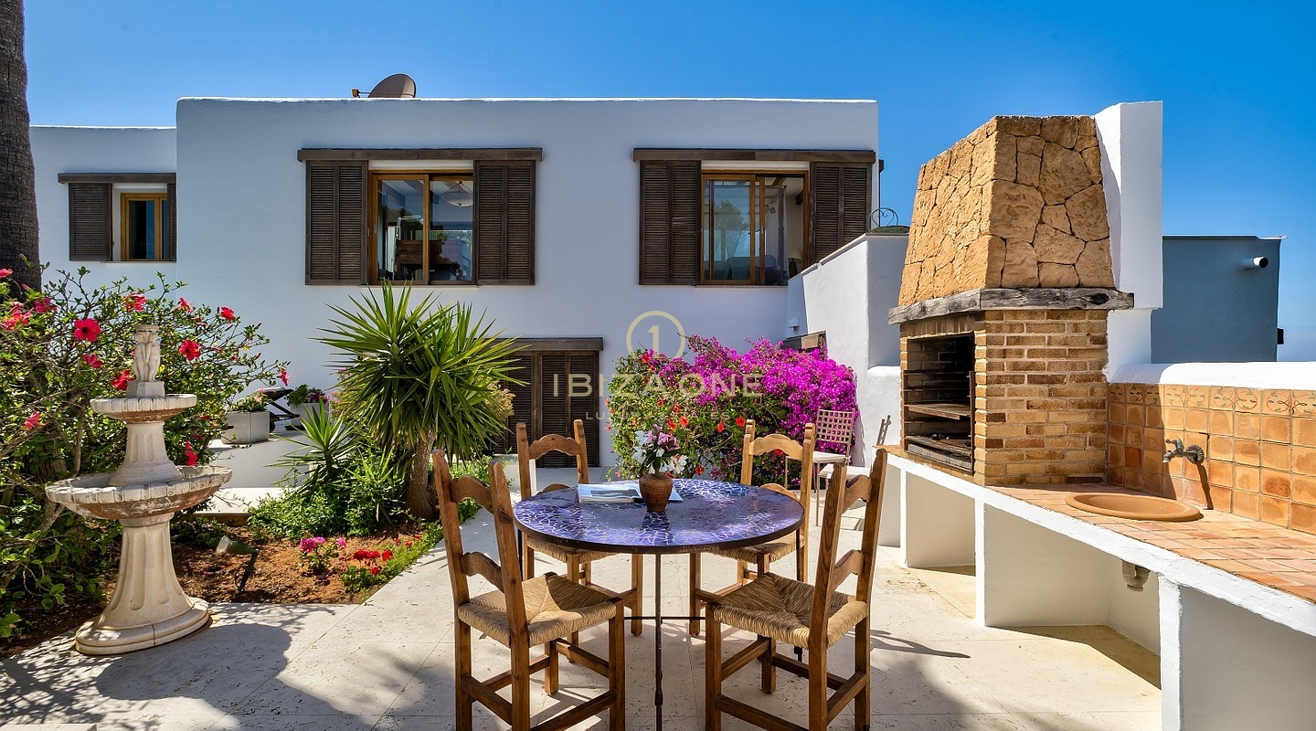 Retraite exclusive sur la péninsule avec licence de location touristique : 3 maisons de luxe avec accès privé à la mer à vendre et à louer, Ibiza