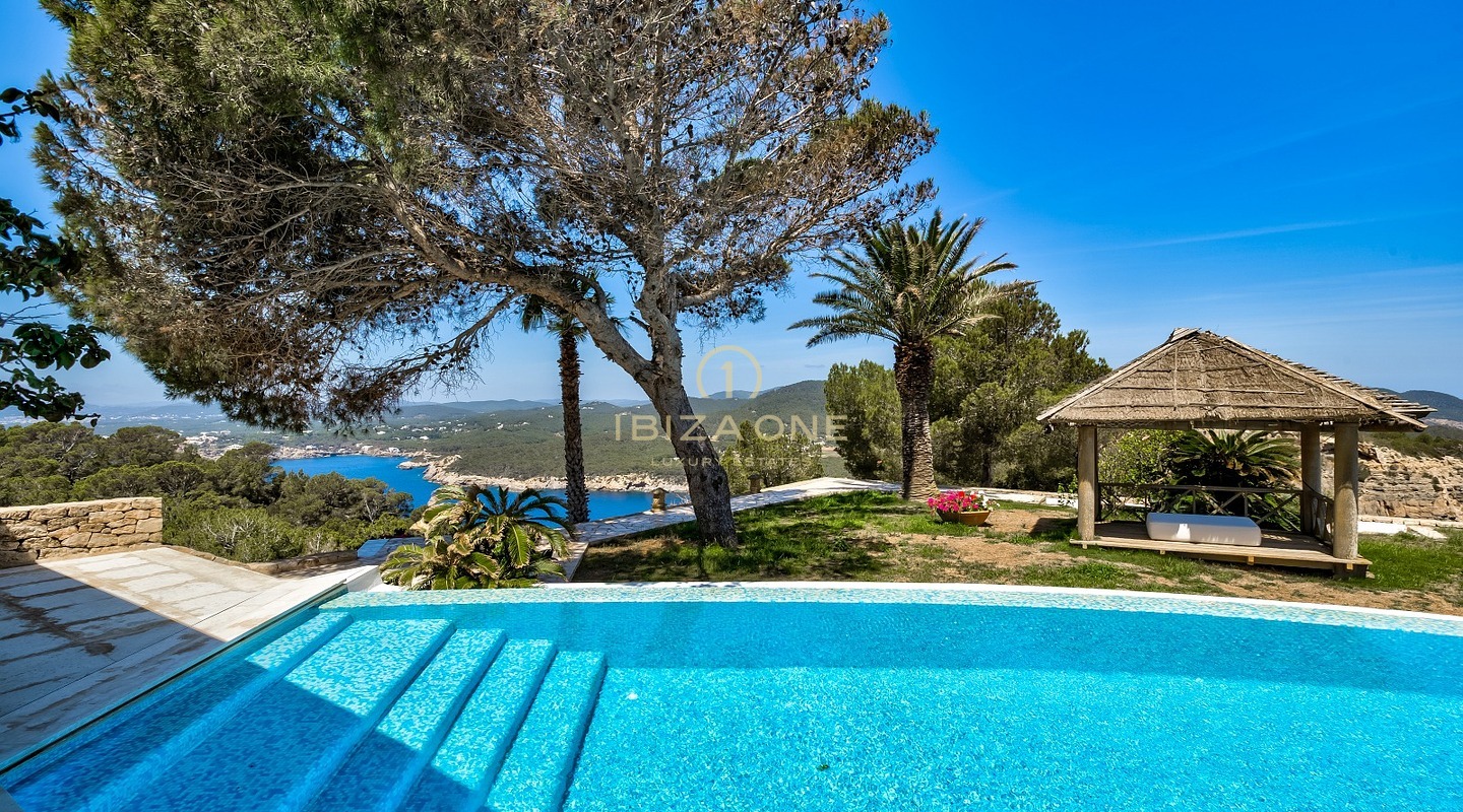 Retraite exclusive sur la péninsule avec licence de location touristique : 3 maisons de luxe avec accès privé à la mer à vendre et à louer, Ibiza