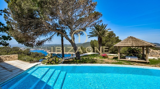 Exklusives Halbinsel-Refugium mit touristischer Vermietungslizenz: 3 Luxushäuser mit privatem Meerzugang zu verkaufen und zu vermieten, Ibiza