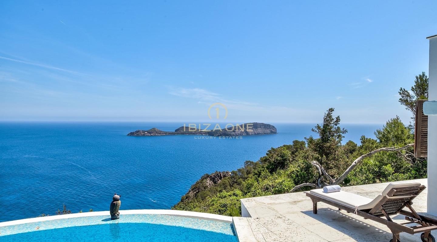Exclusief toevluchtsoord op het schiereiland met vergunning voor toeristische verhuur: 3 luxe huizen met privétoegang tot de zee te koop en te huur op Ibiza