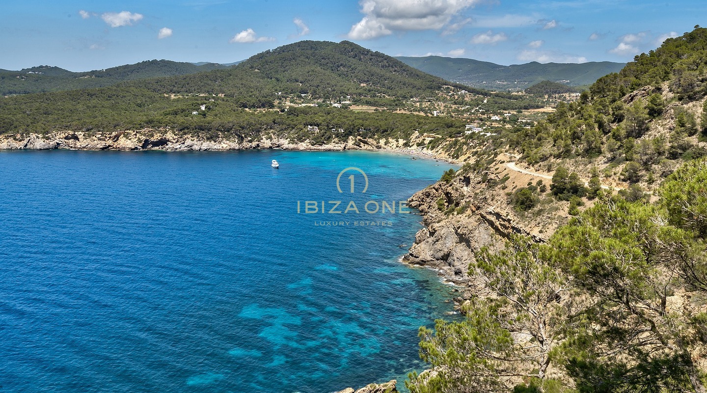 Retraite exclusive sur la péninsule avec licence de location touristique : 3 maisons de luxe avec accès privé à la mer à vendre et à louer, Ibiza