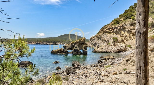 Exklusives Halbinsel-Refugium mit touristischer Vermietungslizenz: 3 Luxushäuser mit privatem Meerzugang zu verkaufen und zu vermieten, Ibiza