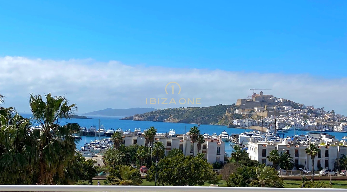 Top modern en elegant appartement op Paseo Maritimo met uitzicht op D'alt Vila