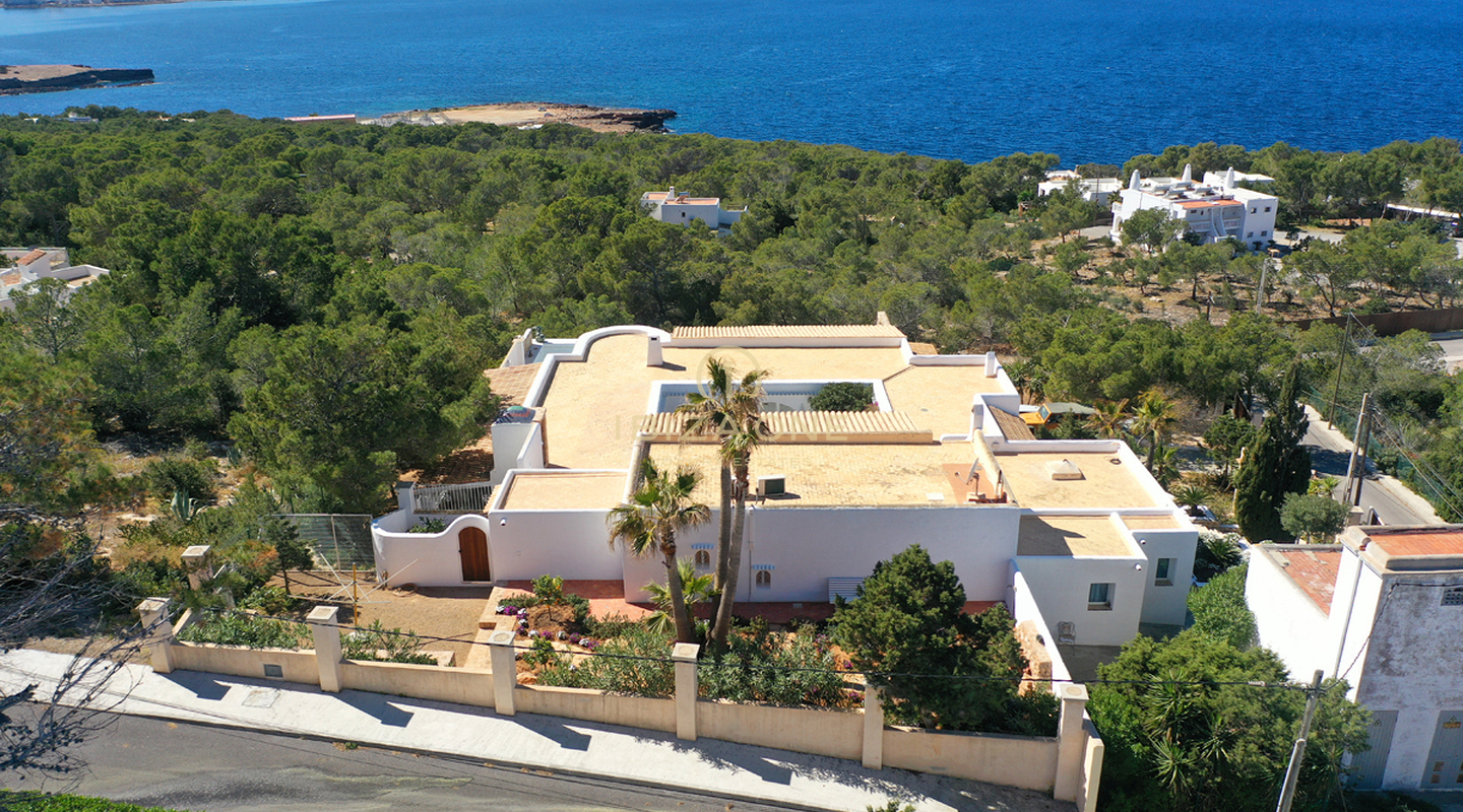 Quiet located luxury villa with amazin sea view