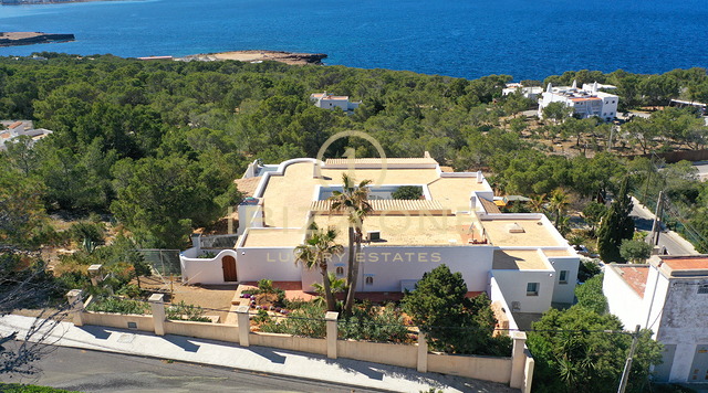 Quiet located luxury villa with amazin sea view