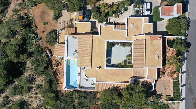 Villa de luxe située au calme avec vue imprenable sur la mer