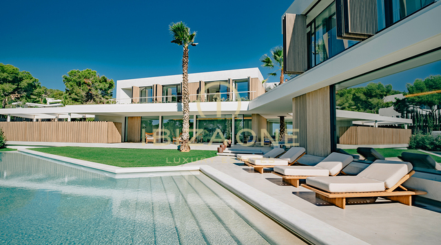 Nieuw gebouwde luxe villa met fantastisch uitzicht op zee te koop in de gewilde best beveiligde urbanisatie Vista Alegre te koop, Ibiza