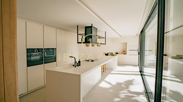 Nieuw gebouwde luxe villa met fantastisch uitzicht op zee te koop in de gewilde best beveiligde urbanisatie Vista Alegre te koop, Ibiza