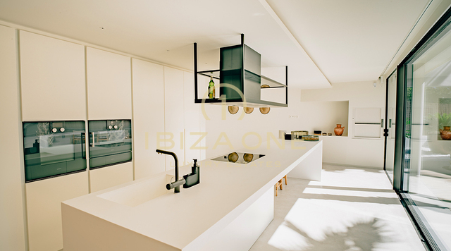 Nieuw gebouwde luxe villa met fantastisch uitzicht op zee te koop in de gewilde best beveiligde urbanisatie Vista Alegre te koop, Ibiza