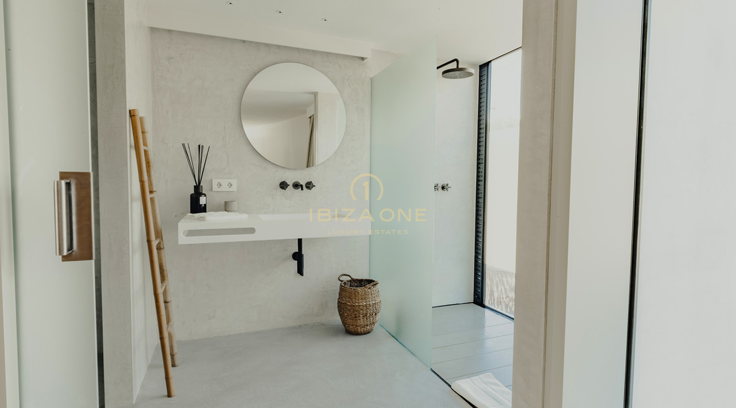 Nieuw gebouwde luxe villa met fantastisch uitzicht op zee te koop in de gewilde best beveiligde urbanisatie Vista Alegre te koop, Ibiza