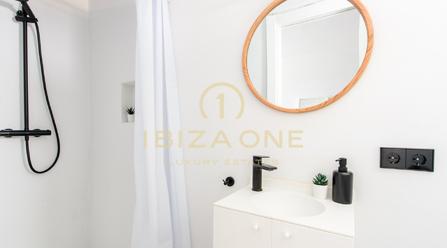 Wunderschöne Luxusvilla mit 6 Schlafzimmern und Meerblick auf Ibiza zu verkaufen