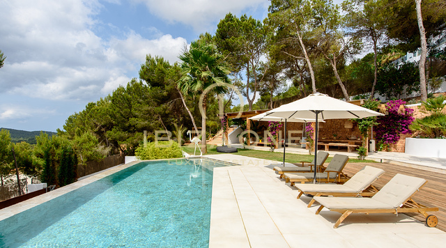 Wunderschöne Luxusvilla mit 6 Schlafzimmern und Meerblick auf Ibiza zu verkaufen