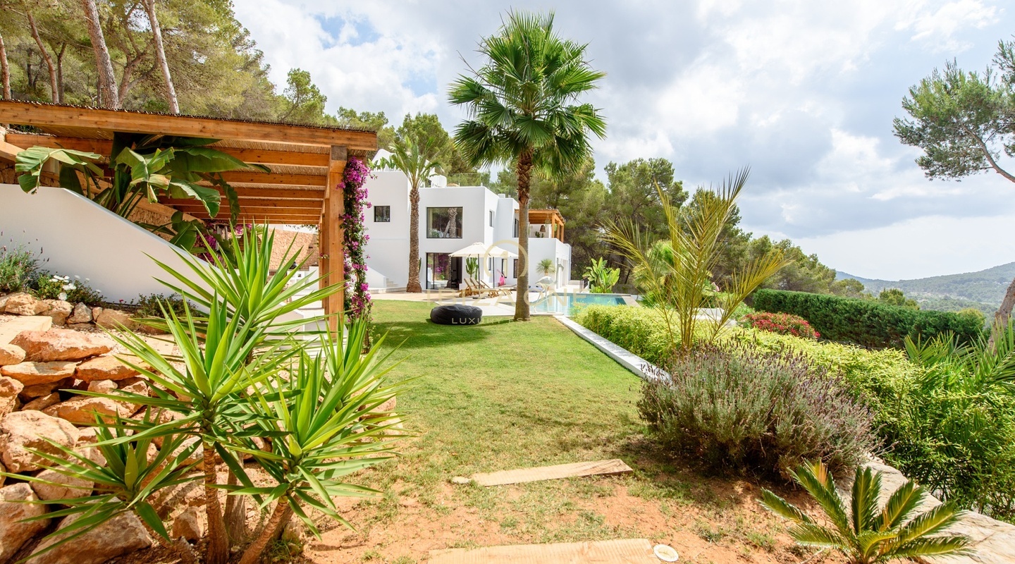 Preciosa villa de lujo de 6 dormitorios con vistas al mar en venta, Ibiza