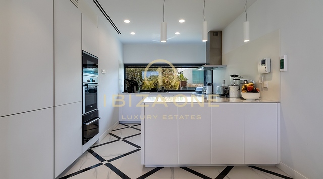 Moderna villa de lujo con piscina y vistas panorámicas al mar y Dalt Vila en venta, Ibiza - Moderna villa de lujo con piscina y vistas panorámicas al mar y Dalt Vila en alquiler, Ibiza