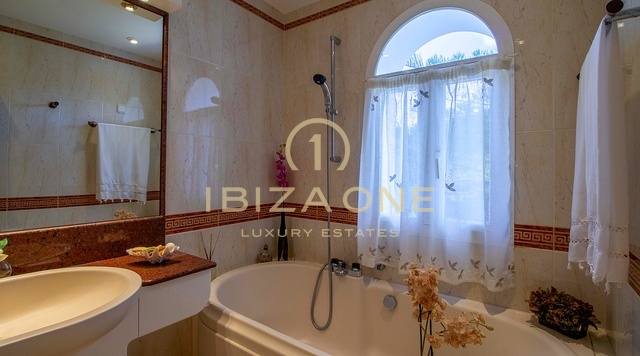 Squisita finca di lusso autentica con Dalt Vila e vista sul mare in vendita, Ibiza