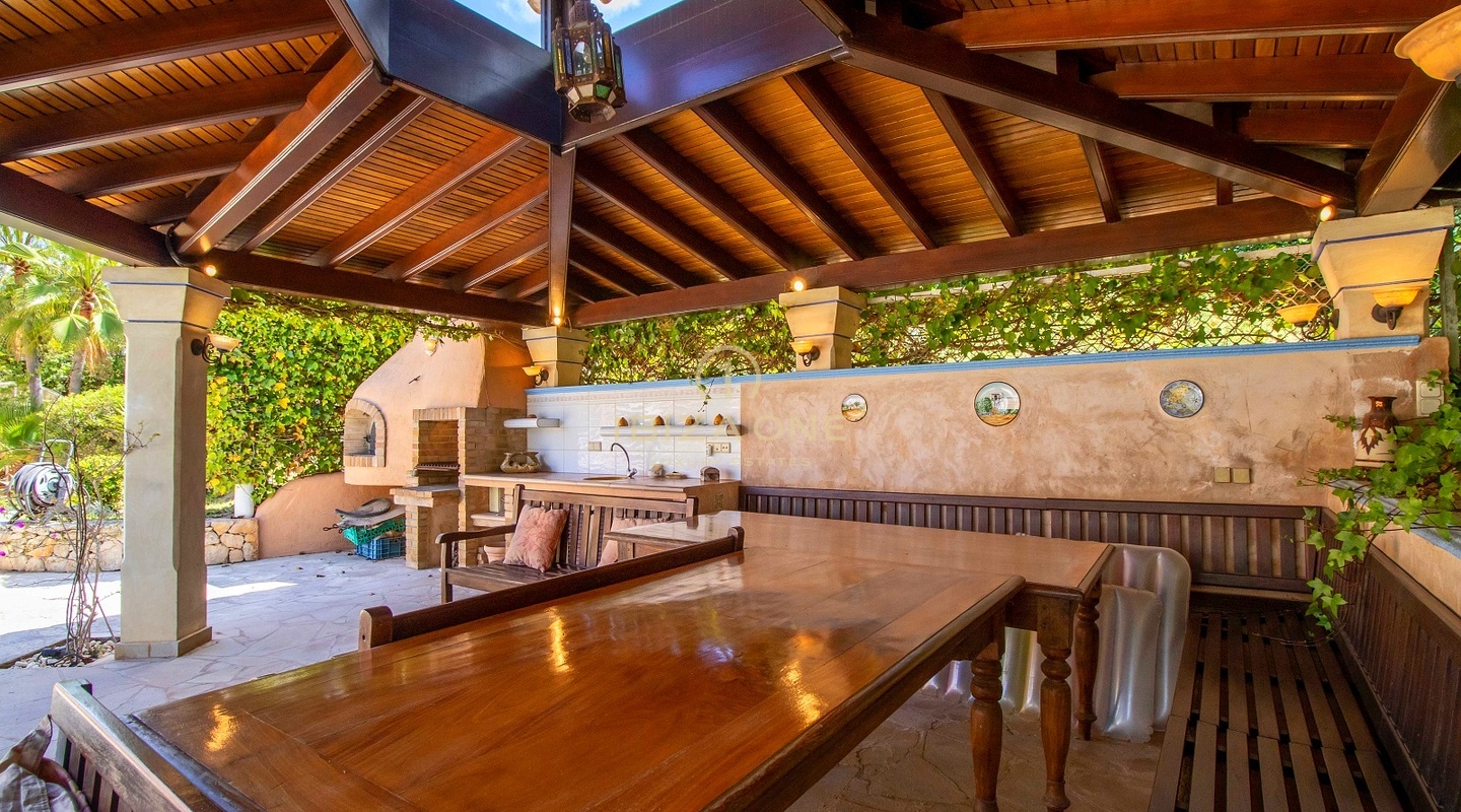 Squisita finca di lusso autentica con Dalt Vila e vista sul mare in vendita, Ibiza