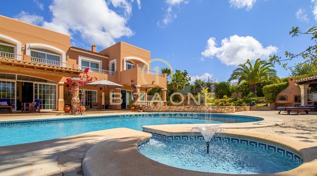 Prachtige authentieke luxe finca met uitzicht op Dalt Vila en zee te koop, Ibiza