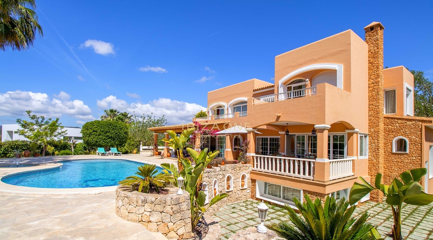 Exquisita finca de lujo auténtica con vistas a Dalt Vila y al mar en venta, Ibiza