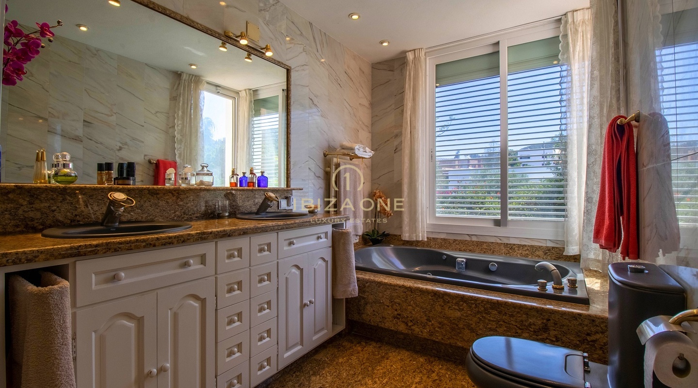 Exquisite authentic luxury finca with Dalt Vila and sea views for sale, Ibiza