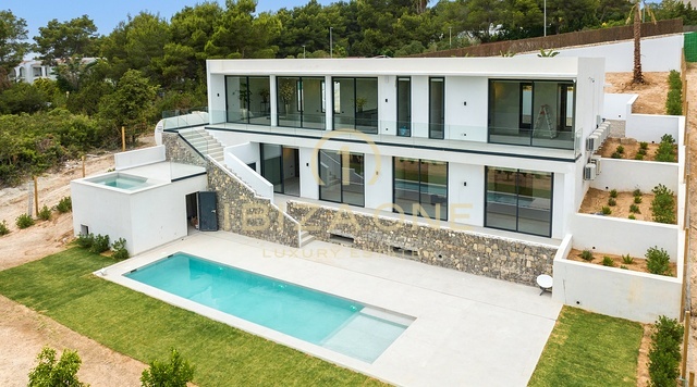 Nieuwbouw luxe villa met zwembad en prachtig uitzicht te koop