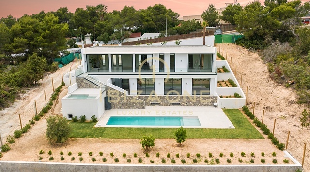Villa de lujo de nueva construcción con piscina y vistas impresionantes en venta
