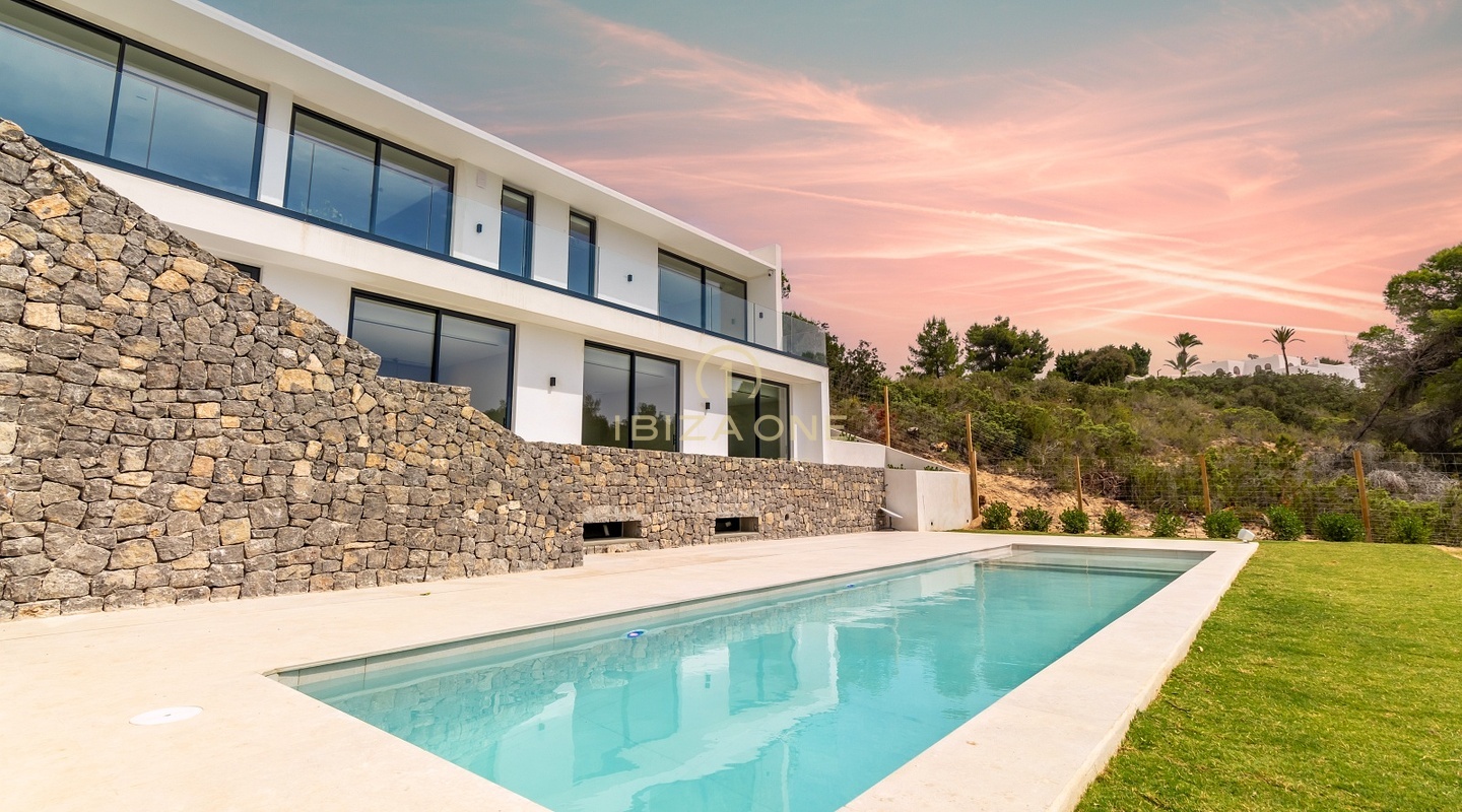 Villa de luxe neuve avec piscine et vue imprenable à vendre