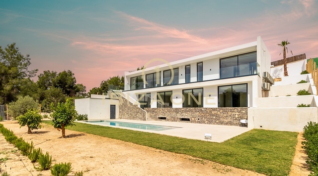 Villa de lujo de nueva construcción con piscina y vistas impresionantes en venta