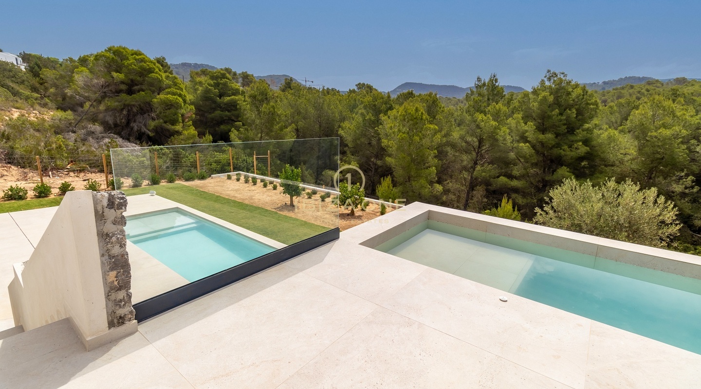 Neu gebaute Luxusvilla mit Pool und atemberaubender Aussicht zu verkaufen