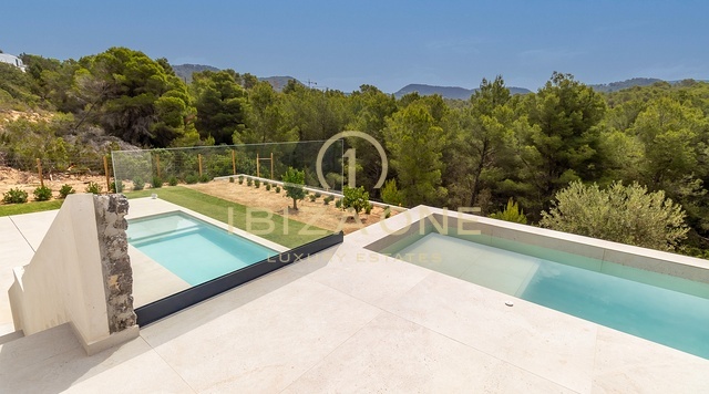 Neu gebaute Luxusvilla mit Pool und atemberaubender Aussicht zu verkaufen
