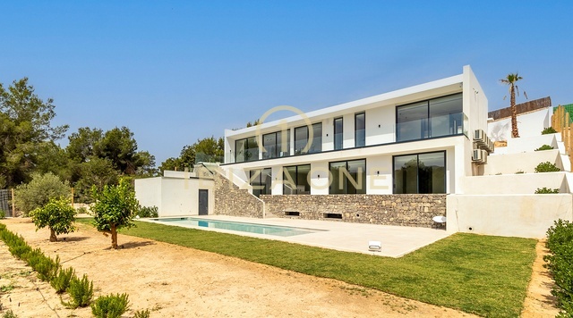 Villa de luxe neuve avec piscine et vue imprenable à vendre