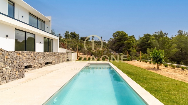 Villa de lujo de nueva construcción con piscina y vistas impresionantes en venta