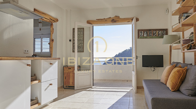 Acogedor apartamento en primera línea en Cala Llonga con impresionantes vistas al mar en venta