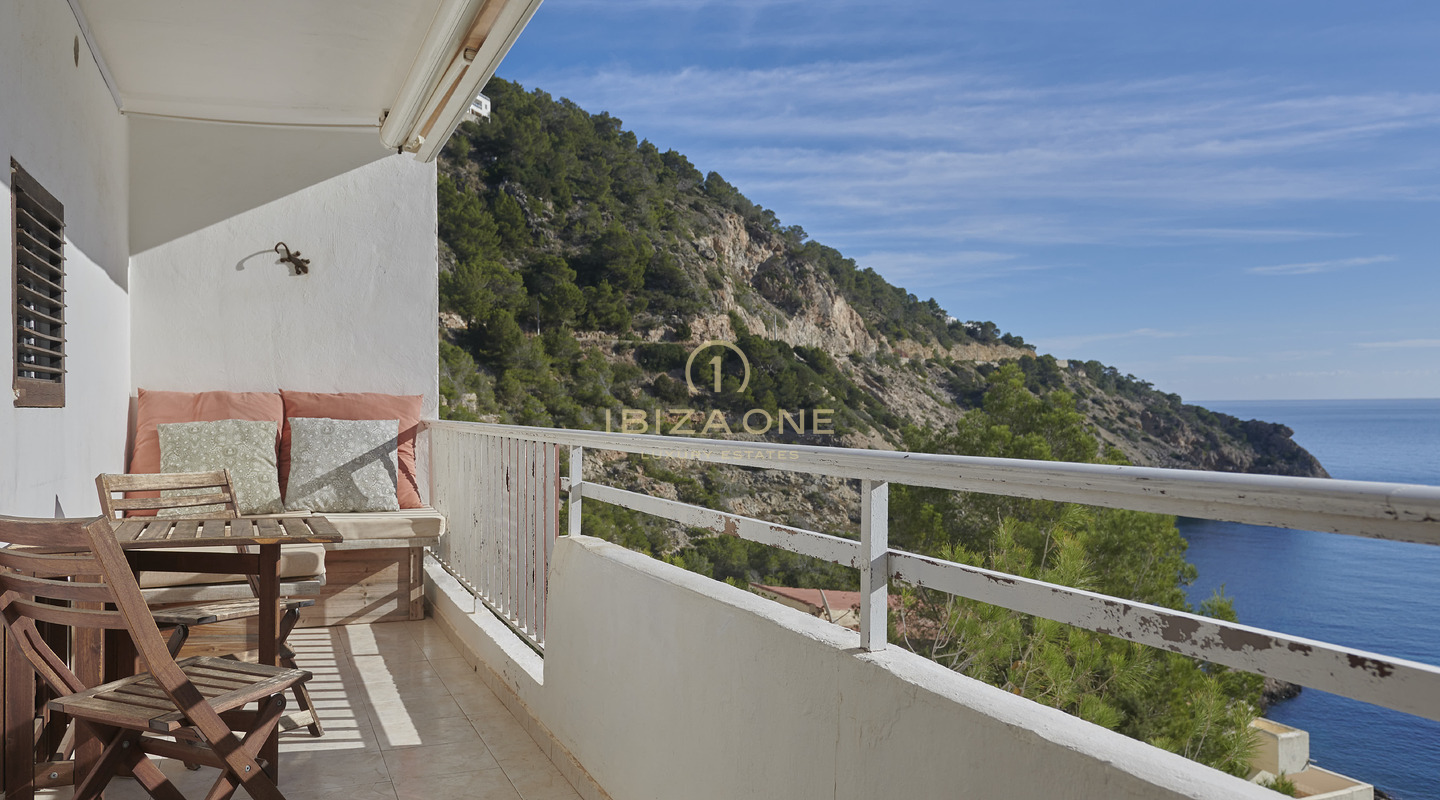 Gemütliches Apartment in erster Meereslinie in Cala Llonga mit herrlichem Meerblick zu verkaufen