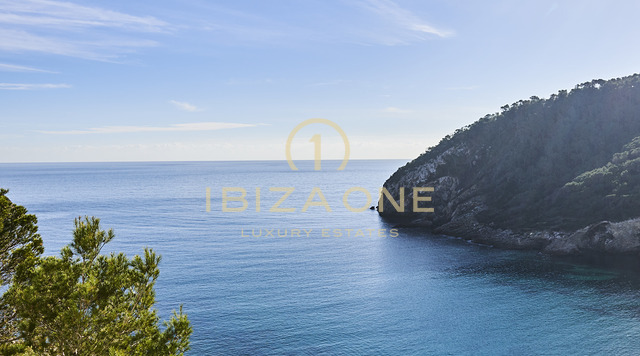 Acogedor apartamento en primera línea en Cala Llonga con impresionantes vistas al mar en venta