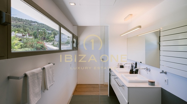 Luxe, moderne en lichte villa met 4 slaapkamers te koop, Ibiza