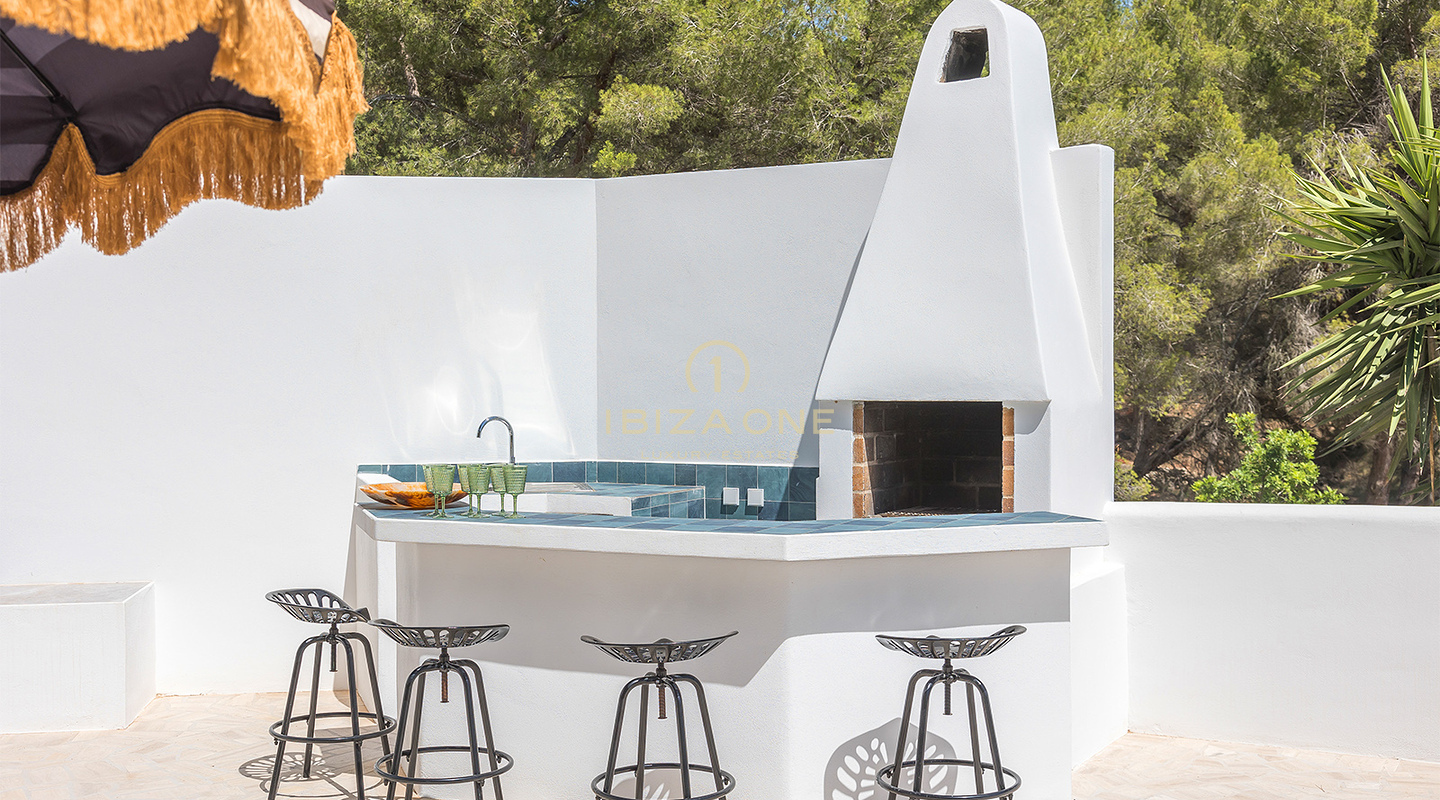 Una squisita villa di lusso mediterranea con una splendida piscina a sfioro e vista sul mare e su Dalt Vila in vendita, Ibiza