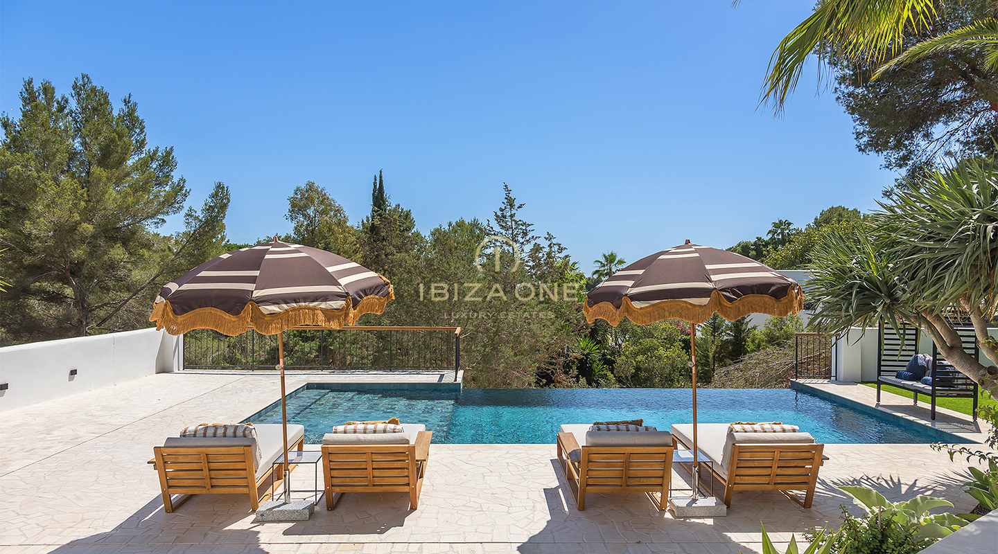 Une superbe villa méditerranéenne de luxe avec une magnifique piscine à débordement et vue sur la mer et Dalt Vila à vendre, Ibiza