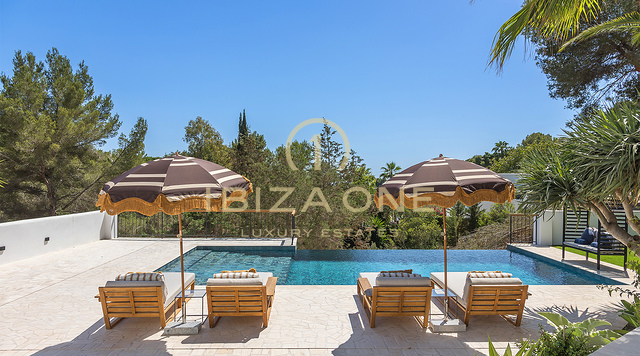 Exquisita villa mediterránea de lujo con una hermosa piscina infinita y vistas al mar y a Dalt Vila en venta, Ibiza