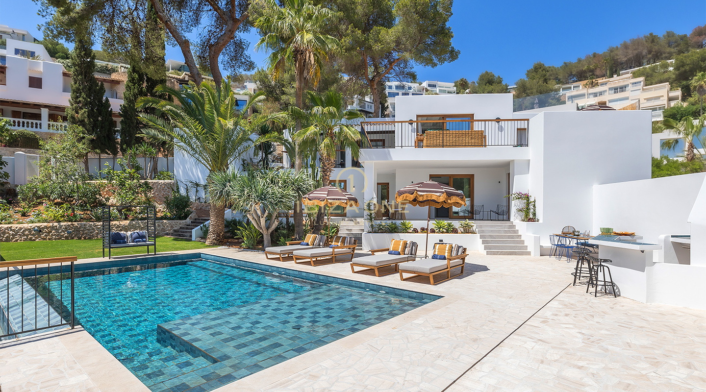 Exquisita villa mediterránea de lujo con una hermosa piscina infinita y vistas al mar y a Dalt Vila en venta, Ibiza