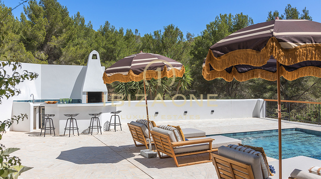 Exquisita villa mediterránea de lujo con una hermosa piscina infinita y vistas al mar y a Dalt Vila en venta, Ibiza