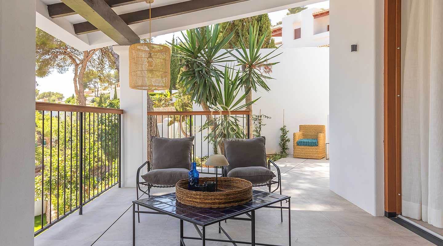 Eine exquisite mediterrane Luxusvilla mit wunderschönem Infinity-Pool und Blick auf das Meer und Dalt Vila zu verkaufen, Ibiza