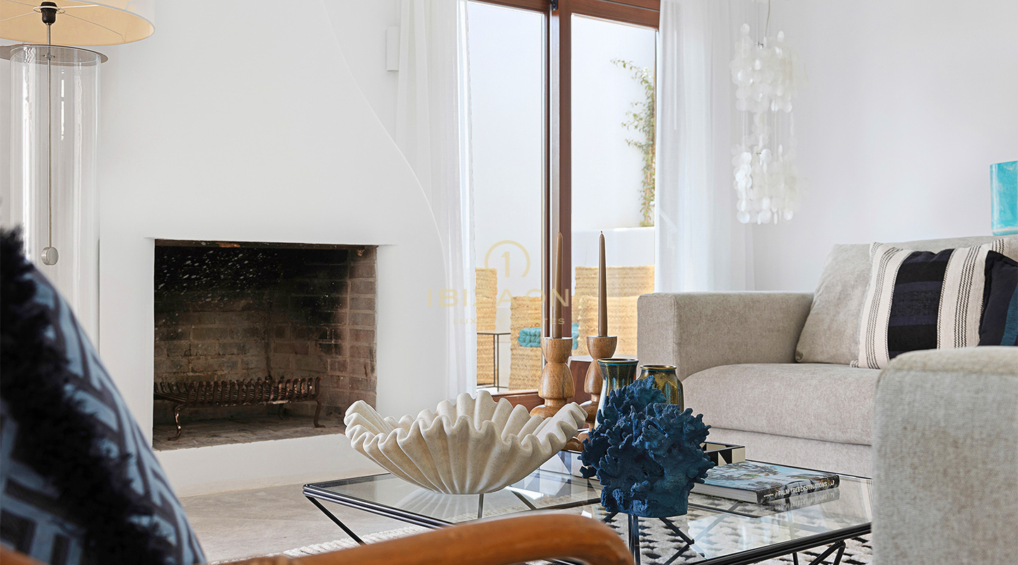 Een prachtige luxe mediterrane villa met een prachtig overloopzwembad en uitzicht op zee en Dalt Vila te koop, Ibiza