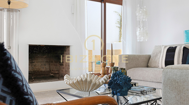 Exquisita villa mediterránea de lujo con una hermosa piscina infinita y vistas al mar y a Dalt Vila en venta, Ibiza