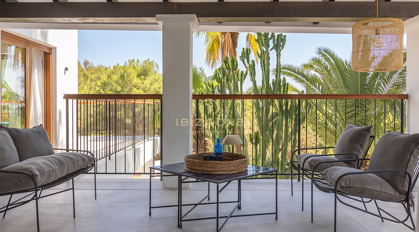 Een prachtige luxe mediterrane villa met een prachtig overloopzwembad en uitzicht op zee en Dalt Vila te koop, Ibiza