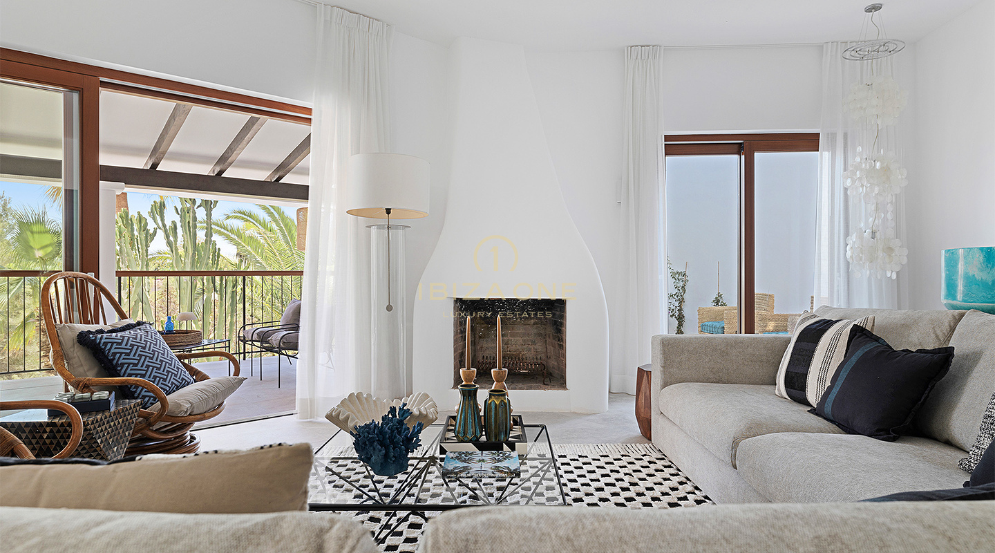 Una squisita villa di lusso mediterranea con una splendida piscina a sfioro e vista sul mare e su Dalt Vila in vendita, Ibiza