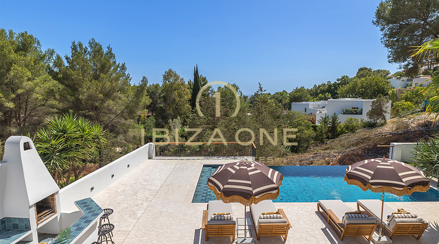 Exquisita villa mediterránea de lujo con una hermosa piscina infinita y vistas al mar y a Dalt Vila en venta, Ibiza