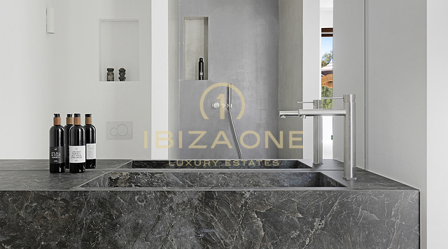 Exquisita villa mediterránea de lujo con una hermosa piscina infinita y vistas al mar y a Dalt Vila en venta, Ibiza